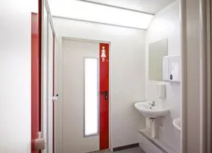 nên dùng loại cửa nào cho nhà vệ sinh