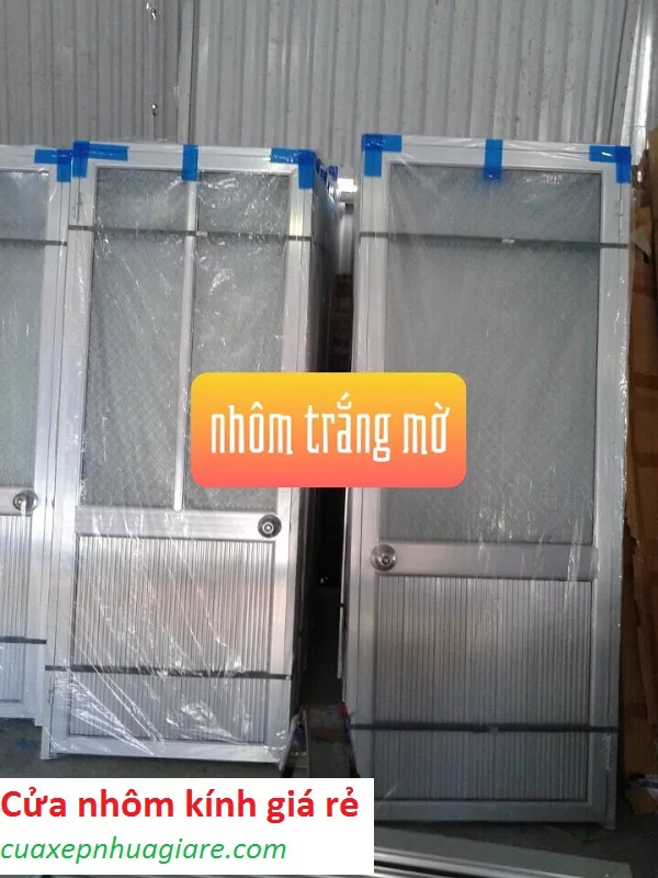 bán cửa nhôm kính giá rẻ màu trắng mờ