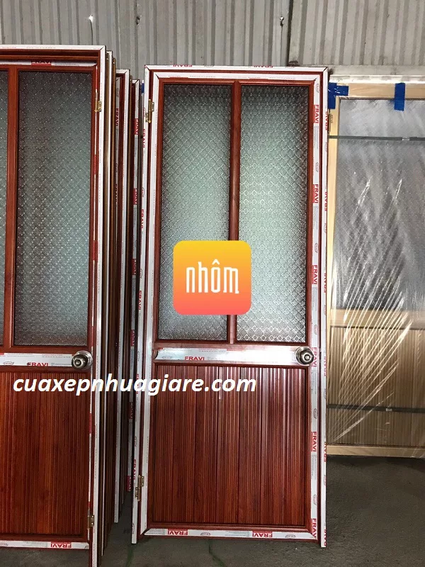 mẫu cửa nhôm kính giá rẻ mầu vân gỗ