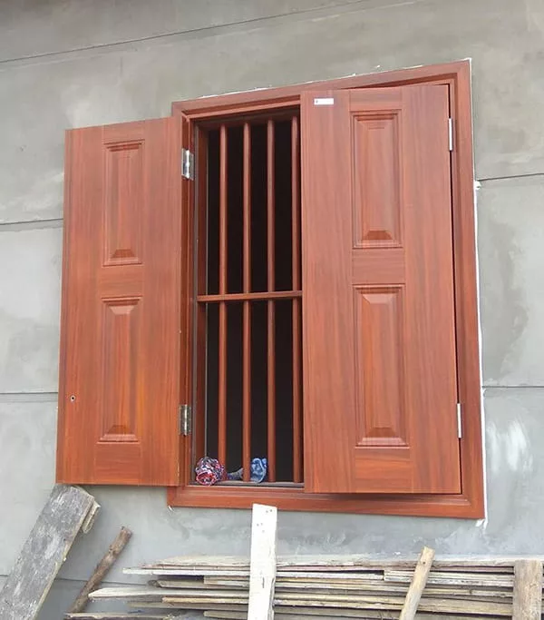 mẫu cửa thép vân gỗ 2 cánh cho cửa sổ