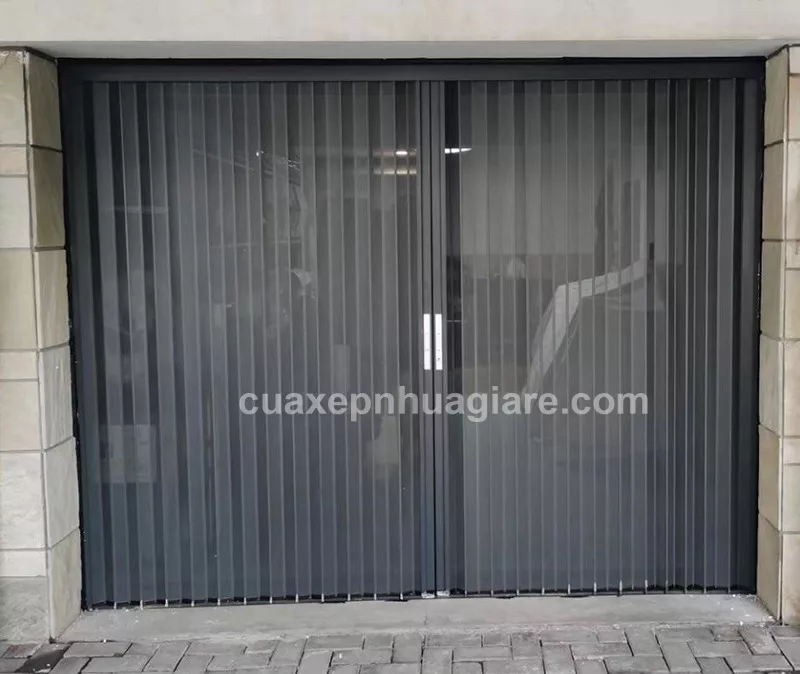 cửa xếp lá nhôm dạng lưới dùng cho cửa chính